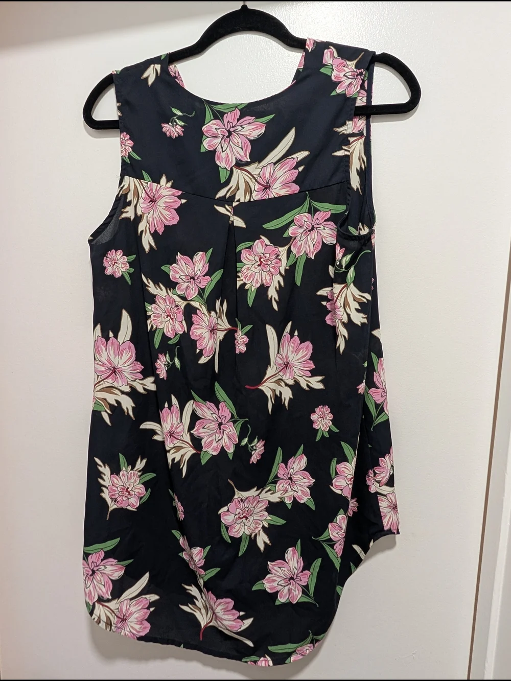 West Kei Sleeveless Floral V-Neck Blouse